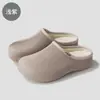 Chinelos de Algodão Femininos Outono/Inverno 2026 Novo Estilo Internos Simples Impermeáveis Quentes Antiderrapantes Pelúcia Atacado Chinelos de Algodão Masculinos
