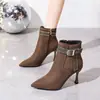 Botas Fashion Femininas 2026 Outono Inverno Novas Elegantes Fivela Bico Fino Salto Alto Agulha Estilo Britânico Emagrecedoras Botas Curtas