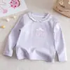 Camiseta de Manga Longa para Meninas com Gola de Renda e Desenho de Desenho Animado Bordado, Novo Estilo Primavera e Outono 2026 Roupas Infantis Blusas da Moda
