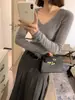 Suéter de tricô de lã com decote V suave estilo francês para mulheres, camisa base elástica slim fit para outono e inverno, macio e confortável para o trajeto