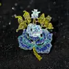 Broche de Rosa Vermelha Totalmente Cravejado de Diamante Liga de Metal Pin de Diamante Colorido Estilo Romântico de Luxo Leve Acessórios Versáteis para Casaco Terno Roupas Atacado