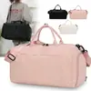 Elegante y casual bolsa de viaje con compartimentos separados para artículos húmedos y secos, adecuada para entrenamiento de natación, con un asa para facilitar su transporte y almacenamiento