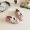Zapatos de cuero plisados simples y dulces estilo coreano para niñas, nuevos para primavera y otoño 2026, suela suave, perla, zapatos para un año, zapatos de princesa, zapatos para niños