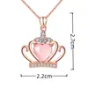 Kaiwei Venta Caliente Moda Madagascar Imitación Hibisco Cristal Colgante Temperamento de Reina Corona Diamante Rosa Colgante Collar
