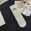 Arete de madera para la oreja estilo girly calcetines ruched hasta la mitad de la pantorrilla gatitos de dibujos animados lunares rayas calcetines de algodón para mujer estilo coreano calcetines versátiles de celebridad de internet