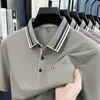 Nueva Camiseta de Manga Corta para Hombre de Verano con Bolsillos Reales, Estilo Papá, Camiseta de Manga Corta para Hombre de Punto Rayado para Negocios Casual