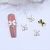 Nuevo Estilo Estilo Chanel Arte de Uñas Sencillo Joyería de Perlas y Moños Combinación Clásica Blanco y Negro Accesorios Metálicos para la Punta de los Dedos