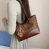 Bolso de mano retro texturizado mate de gamuza, nuevo, elegante y moderno, un bolso de hombro de nicho para el trabajo