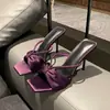 Sandálias de tira com strass de cetim roxo para mulheres, novo estilo de verão 2026, chinelos abertos com salto alto e laço para uso externo