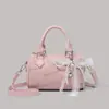 Bolsa Boston Embossada Feminina 2025 Novo Estilo Coreano Moderna Versátil Bolsa Transversal Bolsa Almofada de Alta Qualidade