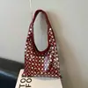Moda Europeia e Americana Bolsas Femininas 2025 Novo Estilo Casual Tendência Cool Poá Tachas Bolsa de Ombro Tipo Balde