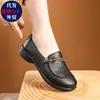 Sandalias de verano para madres, de suela blanda, planas, cómodas, estilo mujer, adecuadas para mediana edad y personas mayores, zapatos de cuero perforado antideslizantes para personas de mediana edad y personas mayores