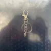 Clipe de Cachorro Giratório Conjunto de Corrente de Quatro Seções Conjunto de Três Peças, Clipe de Cachorro com Fivela em Oito, Mosquetão, Pingente de Contas, Chaveiro com Mosquetão
