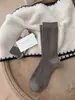Calcetines Grues de Rayas Verticales Estilo Coreano para Mujer, Otoño/Invierno, Color Sólido, Adelgazantes, Calcetines Largos, Estilo Básico, Sencillos, Versátiles, Color Sólido, Hasta la Mitad de la Pantorrilla