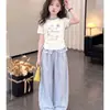 Conjunto de Dos Piezas para Niñas de Verano: Camiseta de Manga Corta con Dibujos Animados + Pantalones de Pierna Ancha de Seda Helada para Niños Mayores, Atuendo Casual Refrescante, Nuevo Modelo 2026