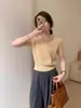 Camiseta Amarilla de Hombros Caídos y Manga Corta para Mujer, Nuevo Estilo Verano 2026, Top Corto de Punto Ajustado Versátil de Alta Gama