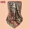2024 nueva moda europea y americana elegante estampado de leopardo alta calidad 90*90 cuadrado de satén al por mayor