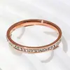 Anillo de Acero Inoxidable para Mujer al por Mayor Nicho de Gama Alta Lujo Accesible Estilo Ins Anillo de Acero de Titanio Chapado en Oro 2 mm de Ancho Anillo de Diamantes