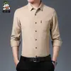Camisa de manga larga de color liso para hombre 2021 verano nueva casual joven y de mediana edad color liso bolsillo con botón forro venta al por mayor