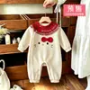 Macacão de bebê em malha waffle para outono e inverno, espessado com acabamento em renda xadrez vermelho, com um adorável design de gato