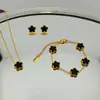 Pulsera de Acero de Titanio Trébol de la Suerte de Cinco Hojas de Tres Piezas Transfronteriza con un Toque de Alta Gama, Joyería Popular de Acero Inoxidable para Mujer del Fabricante
