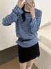 Outono de 2026 Novo Suéter de Tricô Versátil Casual para Trabalho com Gola Redonda de Manga Longa Listrado Colorido Contrastante Estilo Coreano Elegante para Mulheres