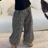 Camiseta negra de manga larga para mujer, nuevo estilo de principios de otoño de 2026, cuello redondo, estampado de estrellas y letras, top interior ajustado, pantalones con estampado de leopardo