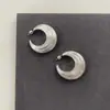 Pendientes de Aro Lisos en Forma de C Cepillados del Mismo Estilo que Wu Xin para Mujer, Diseño de Nicho, Lujo Ligero, Sensación de Alta Gama, Versátiles para el Uso Diario y para Ir al Trabajo