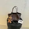 Bolsa feminina preta com padrão de lichia, novo estilo 2026, versátil para o dia a dia, bolsa tote transversal, bolsa de ombro simples e moderna