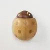 Abrebotellas de Mariquita de Madera Maciza Imán para Refrigerador Escarabajo Creativo Artesanía de Madera Abrebotellas En Stock