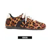 Zapatillas de entrenamiento alemanas populares de Shougu con estampado de leopardo para mujer, nuevo modelo 2026, cuero genuino y crin de caballo, suela plana, versátiles, zapatos casuales retro