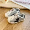 Novos tênis infantis 2026 para meninos e meninas, tênis com estampa de estrelas, sapatos esportivos casuais, sapatos de sola reta com tiras de velcro, tênis de treino alemão, estilosos