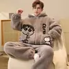 Conjunto de pijama masculino de inverno com capuz e zíper, em flanela coral com estampa de desenho animado, de manga comprida, modelagem solta, quente e espesso, com gola alta