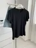 Camiseta Básica Versátil de Manga Curta Slim-Fit para Mulheres, Gola Redonda Elástica, Ombro Regular, Design de Pônei Bordado, Verão 26