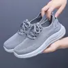 Sapatos masculinos de verão 2026 novo modelo sapatos de pano Old Beijing sapatos de malha masculinos malha oca respirável sapatos de malha casuais esportivos para homens