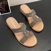 Sandálias Anabela Estilo Fada para Mulheres Verão 2023 Novas Bico Redondo Salto Baixo Strass Confortáveis e Versáteis Chinelos Femininos