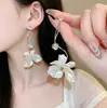 Pendientes de Pétalos de Flor Blanca de Hada Súper 2026 Nuevo Estilo Caliente Pendientes Únicos con un Temperamento Único, Moda de Nicho, Pendientes de Lujo Ligero