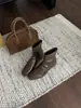 Botas Curtas de Couro Macio Retrô para Mulheres 2025 Inverno Novas Versáteis de Nicho Bico Quadrado Chelsea Boots com Salto Interno Moda