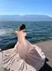 Vestido Rosa de Gola Alta Estilo Fada para Sessão de Fotos de Férias na Praia, Costas Nuas Sexy com Amarração Longo de Praia com Babados e Fenda