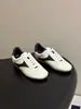 Zapatillas de entrenamiento retro alemanas de cuero genuino brillante, estilo para parejas, con detalles de franja lateral y suela de goma, un diseño versátil