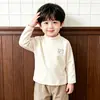 Camiseta base de cuello alto para bebé en tonos tierra, cómoda y cálida, para niño pequeño, a rayas y de color liso, versátil, camiseta de manga larga de otoño 26