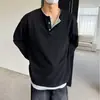 Camiseta de manga comprida com gola redonda, de botões, dupla camada, com aparência de duas peças, masculina, para primavera e outono, casual, versátil, modelagem solta, com design estiloso