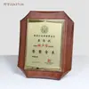 Placa de Honor de Madera de Nogal Placa de Premio Base de Madera Creativa Hecha a Medida Proveedor de Placas de Honor Producción de Certificados Corporativos
