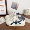 Tênis Esportivo 2026 Outono Novo Design Sense Bico Redondo Estilo Coreano Xadrez Cadarço Sapatos Brancos Casuais Versáteis Tênis de Skate Feminino