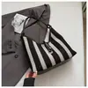 Bolsa Feminina com Design de Nicho, Bolsa Tote Listrada Vazada, Nova Coleção Verão 2026 Estilo Coreano Ins Bolsa de Ombro de Grande Capacidade