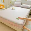 Fuente de Artículos - Modelo Nuevo 2026 Seda Refrigerante Frijol Grueso Sábana Ajustada Juego de Tres Piezas Estructura de Sándwich Protector de Colchón Cama