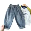 Nueva colección de otoño 2026: Ropa para niños y niñas, con estampados de letras de bigotes de gato, jeans tipo dad, jeans de pierna cónica y pantalones para niños, disponibles para venta al por mayor