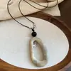 Colar com cordão de couro retrô e pingente oval, um acessório de moda luxuoso e estiloso, perfeito para combinar com suéteres, uma joia única e versátil para mulheres