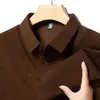Nueva colección de otoño de camisetas de manga larga para hombres de mediana edad y mayores, con un diseño casual tipo camisa de dos piezas, corte holgado y cuello tipo polo.