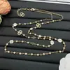 Cadena de Suéter Chanel Inspirada de Doble C con Perlas y Trébol para Mujer, Nuevo Estilo 2025, Diseño Vintage de Camelia, Cadena Larga de Lujo Ligero
